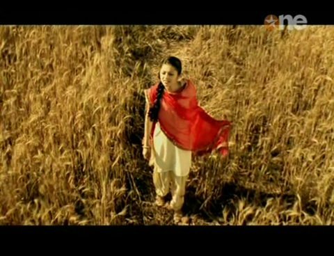 0cf39ea4b99bd0973c00_37 - Geet - Hui Savse Parayi Title Song Caps