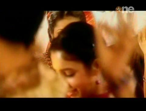 0cf39ea4b99bd0973c00_46 - Geet - Hui Savse Parayi Title Song Caps