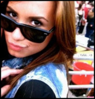 x.Ehh!E adevarat k estii cu Lola?:> - The School Nerd