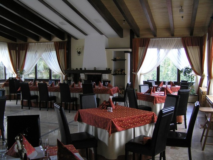 Restaurant Edelwaiss - Case din lemn rectangular