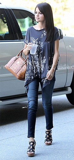 Selena-gomez-allsaints-Embellished-Willow-Top - stil selena gomez