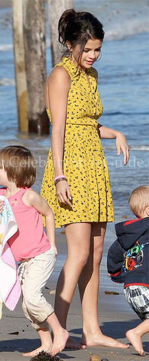 Selena-Gomez-wore-the-Topshop-Daisy-Dogs-Shirtdress - stil selena gomez