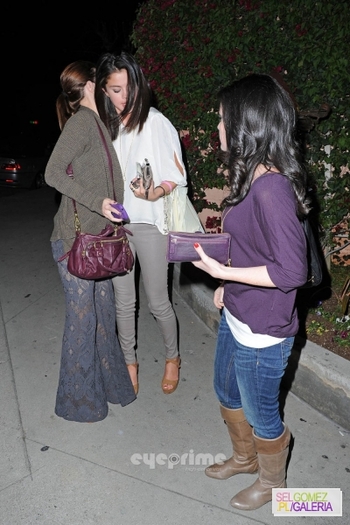 normal_selena_eyeprime_1411-1000x1500 - 22 02 2012 At dinner with friends Hollywood