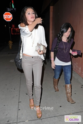 normal_selena_eyeprime_1414-1000x1500 - 22 02 2012 At dinner with friends Hollywood