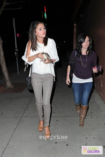 normal_selena_eyeprime_1417-1000x1500 - 22 02 2012 At dinner with friends Hollywood