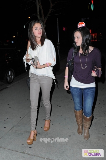 normal_selena_eyeprime_1418-1000x1500 - 22 02 2012 At dinner with friends Hollywood