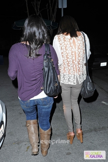 normal_selena_eyeprime_1420-1000x1500 - 22 02 2012 At dinner with friends Hollywood
