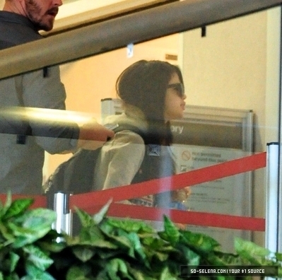[selena isi contiuna drumul [uitase k le spusase la toti k o chiama maria]] :]]