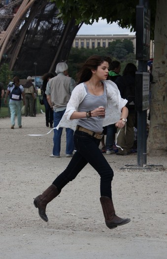 Selena il impinge si fuge...