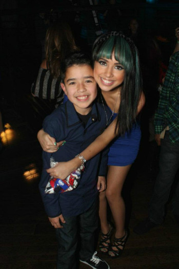 379021_117101761739742_100003197578145_92400_612601377_n - jasmine V 2