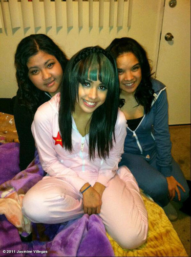 384441_117208665062385_100003197578145_92849_479250570_n - jasmine V 2