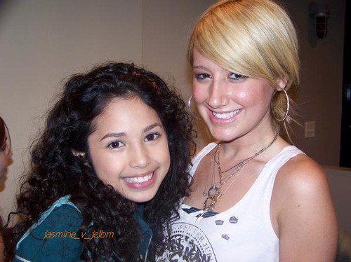388766_117221175061134_100003197578145_92961_630602782_n - jasmine V 2