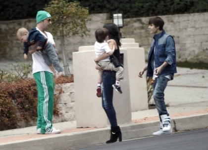 normal_007 - 18 February - Out with Justin Bieber s family in Malibu