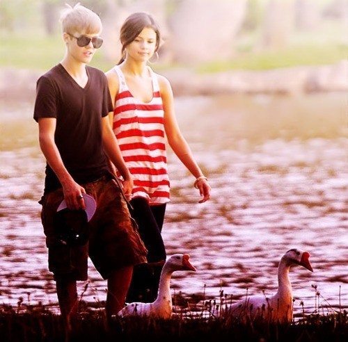 Selena-With-Justin-Bieber-selena-gomez-29147872-500-492