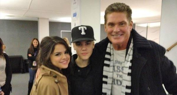 736994-justin-bieber-and-selena-gomez-appear-in-a-twitter-photo-with-david-hasselhoff-on-november-5- - POze rare selena gomez