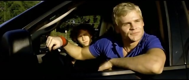 Dylan: O mică petrecere la piscină.