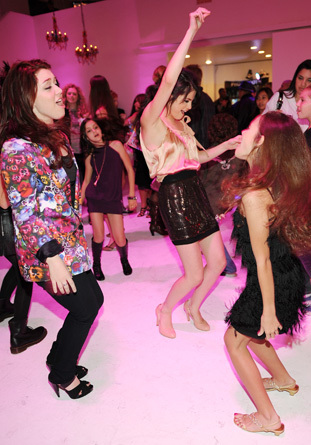 partyyyyyyyyy,sa dansam! - selena gomez poze funny