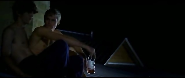 Emmet: Vreau să zic, uite. Uită-te acolo jos.