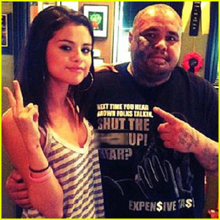 selena-gomez-heart-tattoo - selena gomez si noul ei tatuaj inimioara la incheietura