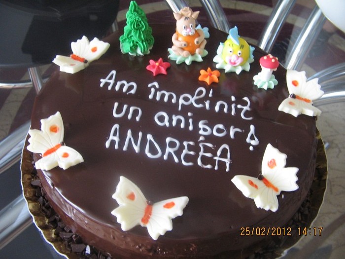 Tort aniversar figurine comestibile