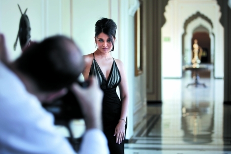 aishwarya-rai-longines-bollyupdatescom-04 - CAT DE MULT ITI PLACE CONTUL MEU