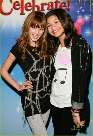 Zendaya-Bella-zendaya-and-bella-thorne-25849807-834-1222 - Anunt SOC Zendaya si Bella Thorne s-au batut