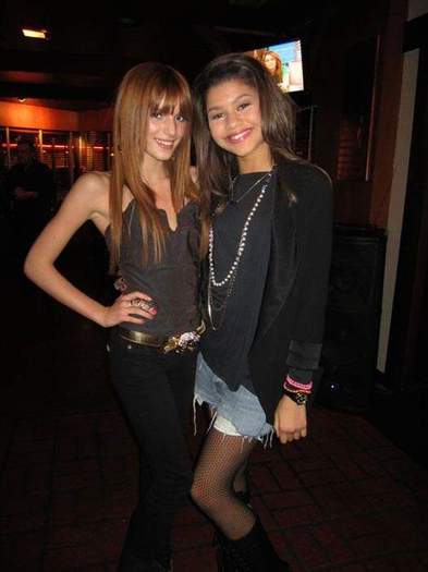 bella-thorne-and-zendaya-6 - Anunt SOC Zendaya si Bella Thorne s-au batut