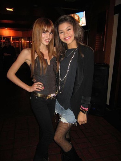 Bella-Thorne-Shake-It-Up - Anunt SOC Zendaya si Bella Thorne s-au batut