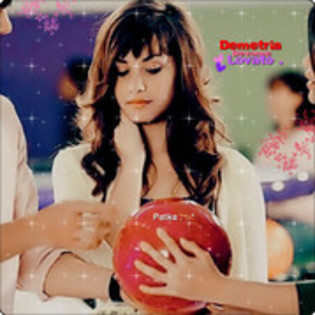 x.Auzii,Roxa!Zii'mi si mie adevarruu!Iti plake dee Mihai?:> - The School Nerd