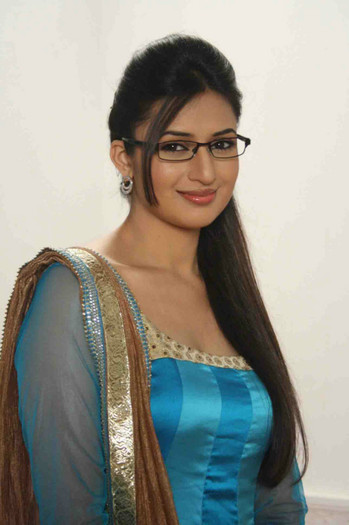 11613875-divyanka-tripathi-picture
