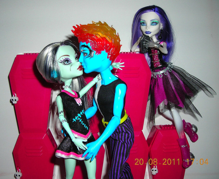 secret_static_kiss_by_jadejeebie-d47dxr4