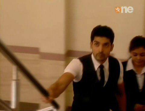 527cf4cc6db1537579cc_41 - GEET - Hui Sabse Parayi - Caps V