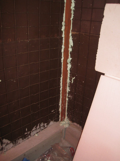 izolatie cu spuma la imbinari febr 2012 - Voliere-cotete-padoc