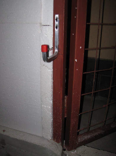 carlig pentru stinghia pe care vor sta pasarile