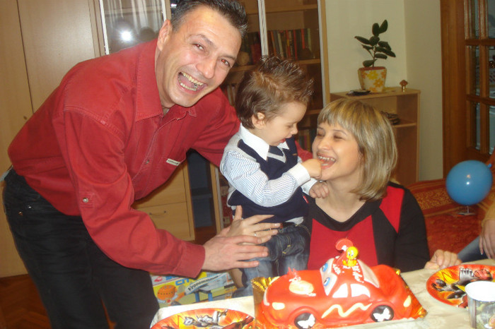 ii dau si mamei sà guste - ANDREI A IMPLINIT 2 ANI