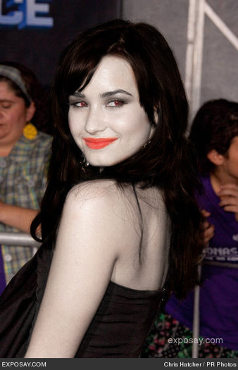 Demi-Lovato-as-a-Vampire-vampires-10553385-400-620 - demi lovato vampir