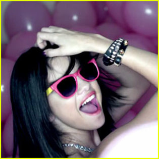 Selena-Gomez-Hit-The-Lights-teen-idols-27023604-300-300 - Hit the lights selena gomez