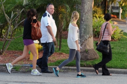 normal_007 - 01 March - Walking in Tampa with Vanessa Hudgens and Ashley Benson