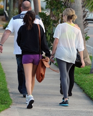 normal_009 - 01 March - Walking in Tampa with Vanessa Hudgens and Ashley Benson