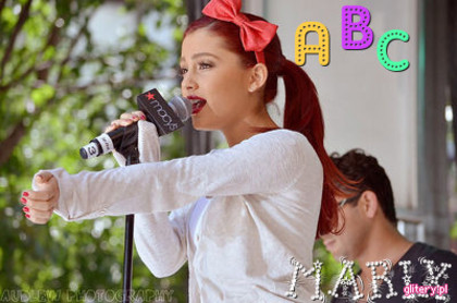 0108373665 - Ariana Grande