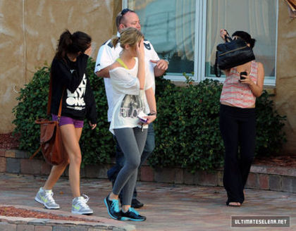 normal_005~1 - xX_Walking with Vanessa Hudgens and Ashley Benson