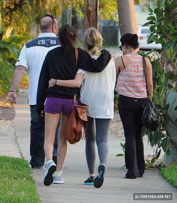 normal_006~0 - xX_Walking with Vanessa Hudgens and Ashley Benson