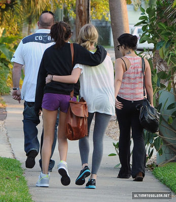 normal_011~0 - xX_Walking with Vanessa Hudgens and Ashley Benson