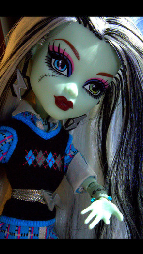 monster_high__s_frankie_stein_by_tori_chan_art-d3lh3o9