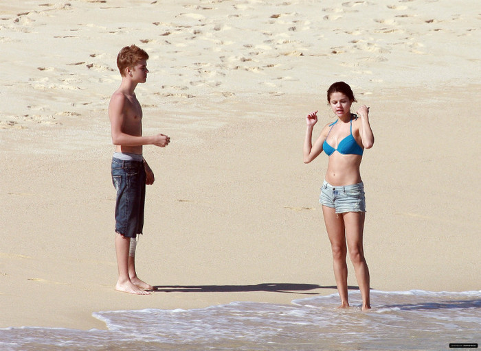 S :[ se ridica dupa sezlong si pleaca] A: Unde te duci? S: La apa...:]