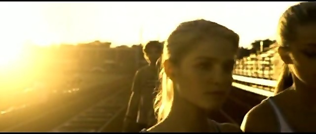 Chloe: Du-te şi aruncă-te de pe un acoperiş, Emmet.
