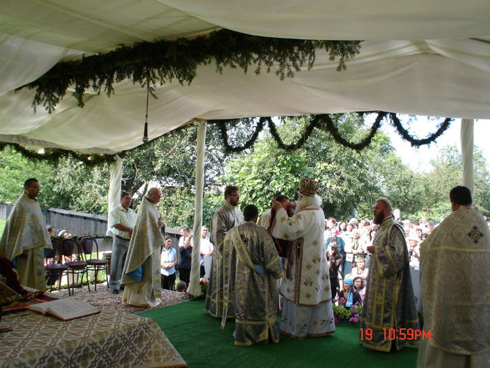 DSC00853 - Sfintirea Bisericii din Soimaresti 2011