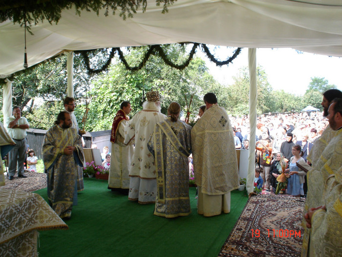 DSC00854 - Sfintirea Bisericii din Soimaresti 2011