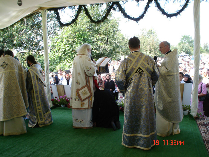 DSC00857 - Sfintirea Bisericii din Soimaresti 2011