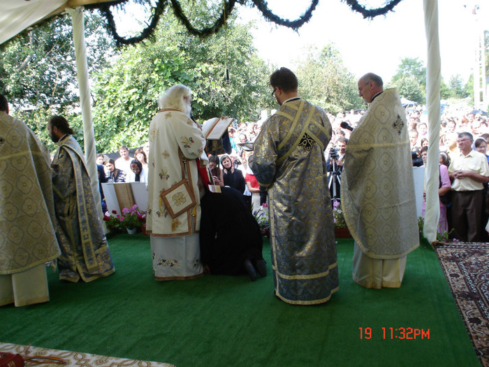 DSC00858 - Sfintirea Bisericii din Soimaresti 2011
